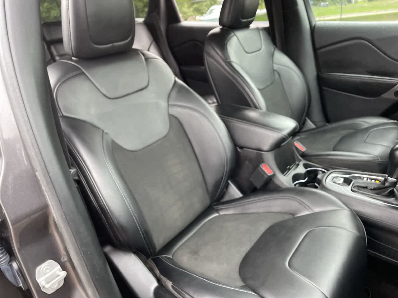 Used 2019 Jeep Cherokee Latitude Plus w/ Comfort/Convenience Group FWD image 14