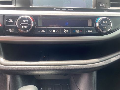 Used 2019 Toyota Highlander SE FWD image 18