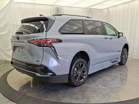 Used 2025 Toyota Sienna XSE w/ XSE Plus Package FWD image 28