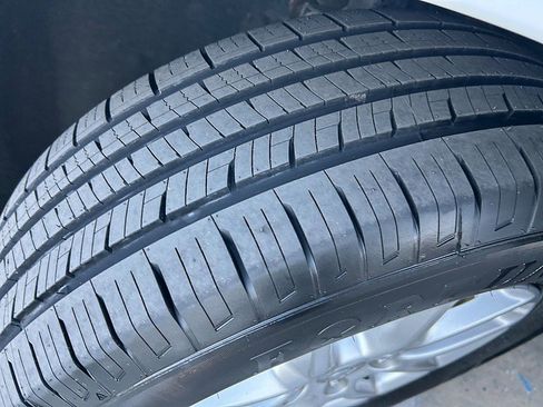 Used 2023 Chrysler Pacifica Touring-L image 15