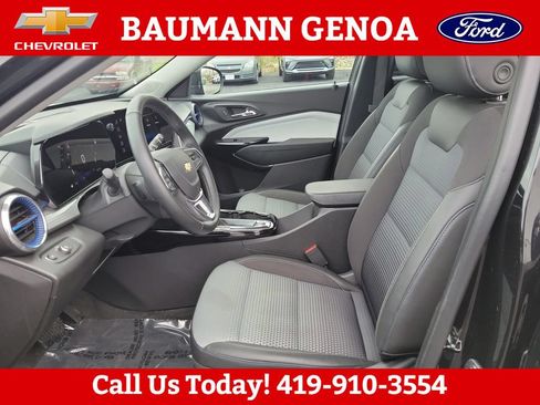 Used 2025 Chevrolet Trax LT w/ LT Convenience Package FWD image 16