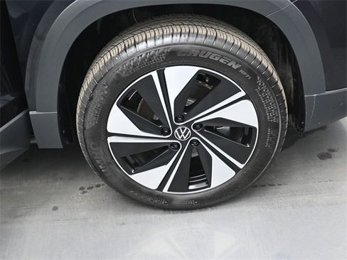 Certified 2025 Volkswagen Taos SE w/ Panoramic Sunroof Package image 37