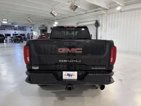 Used 2022 GMC Sierra 2500 Denali w/ Denali Black Diamond Edition image 4