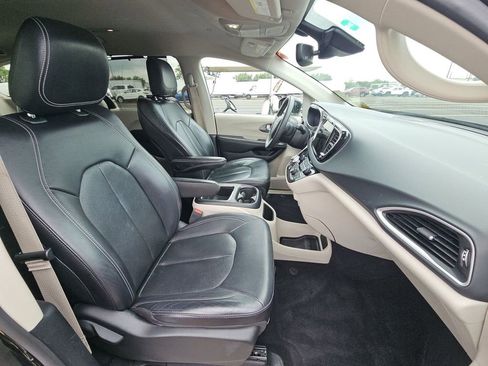 Used 2022 Chrysler Pacifica Touring-L FWD image 5