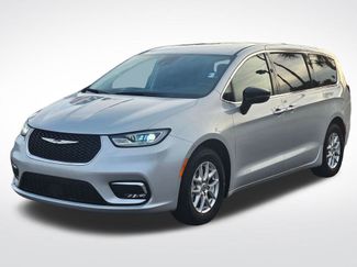 Used 2024 Chrysler Pacifica Touring-L video 2