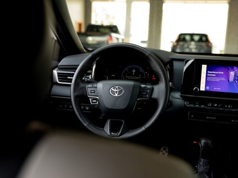 Used 2025 Toyota Camry SE w/ Convenience Package AWD/4WD image 13