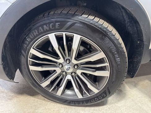 Used 2018 Ford Explorer Platinum image 2