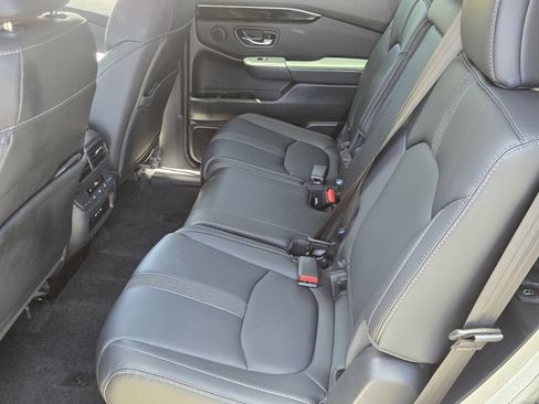 Used 2025 Honda Pilot EX-L image 11