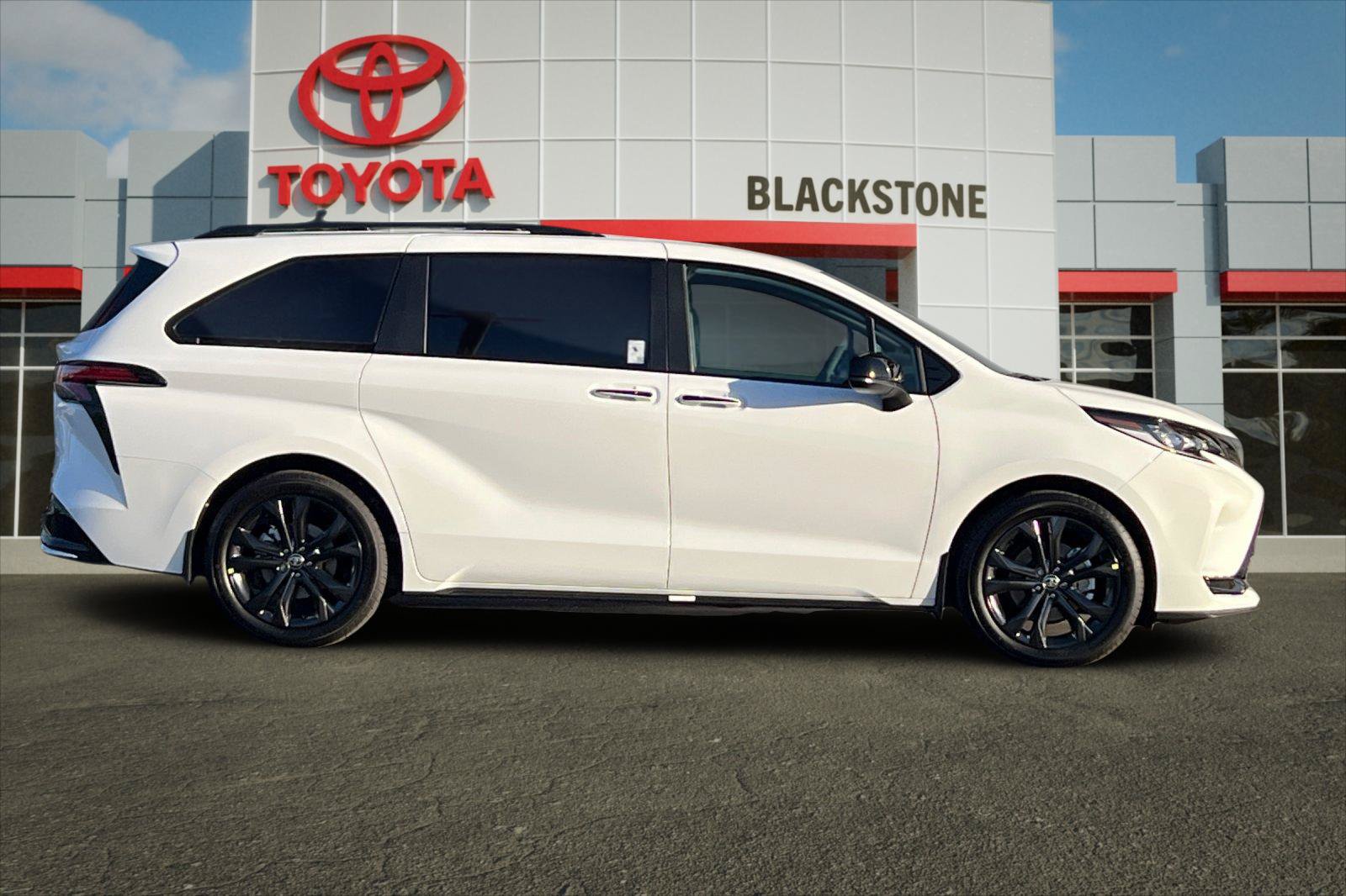 Certified 2026 Toyota Sienna XSE FWD image 2