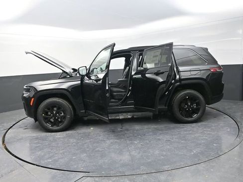 New 2026 Jeep Grand Cherokee Altitude AWD/4WD image 33
