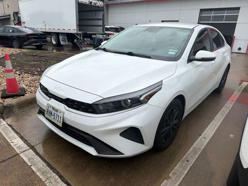 Certified 2022 Kia Forte LXS w/ LXS Technology Package FWD image 4