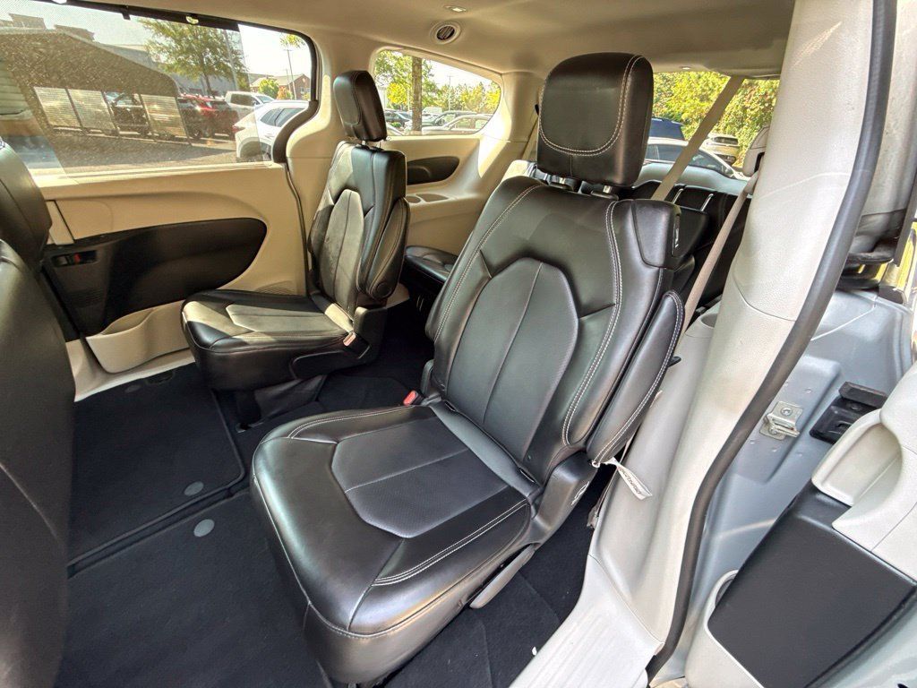 Used 2024 Chrysler Pacifica Touring-L FWD image 32