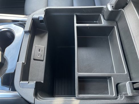 Used 2025 Chevrolet Suburban Z71 image 37