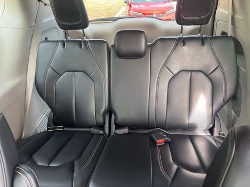 Used 2023 Chrysler Pacifica Touring-L image 15