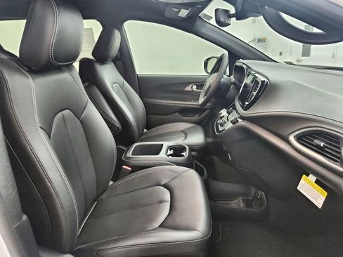 New 2026 Chrysler Pacifica Select image 33