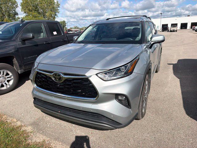 Used 2023 Toyota Highlander Platinum AWD/4WD image 2