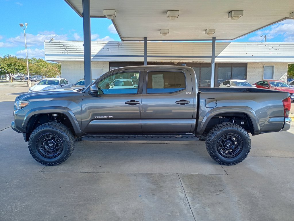 Used 2019 Toyota Tacoma SR5 AWD/4WD image 2