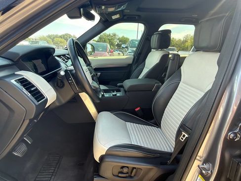 Used 2024 Land Rover Discovery Dynamic SE AWD/4WD image 10