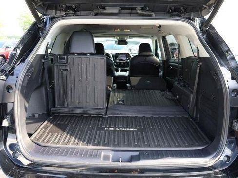 Used 2022 Toyota Highlander XLE AWD/4WD image 8
