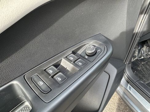 New 2025 Volkswagen Taos SE image 19