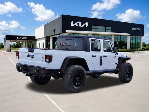 Used 2023 Jeep Gladiator Overland AWD/4WD image 5