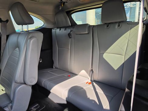 Used 2022 Toyota Highlander XLE AWD/4WD image 14