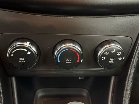 Used 2012 Dodge Avenger SE image 18