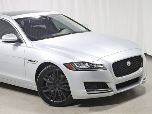 Used 2016 Jaguar XF Premium image 2