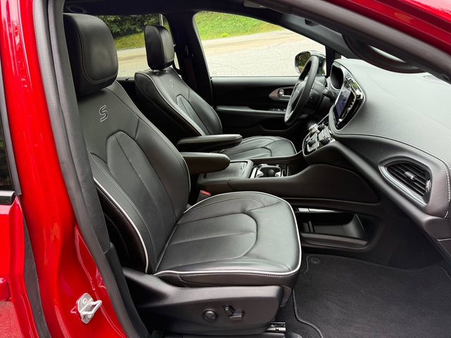 Used 2025 Chrysler Pacifica Limited FWD image 23