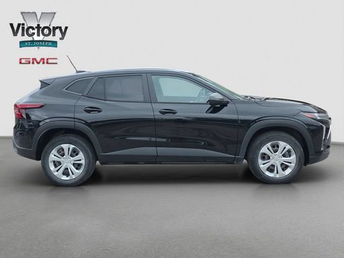 Used 2024 Chevrolet Trax LS FWD image 19