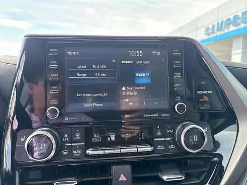 Used 2022 Toyota Highlander XLE FWD image 22