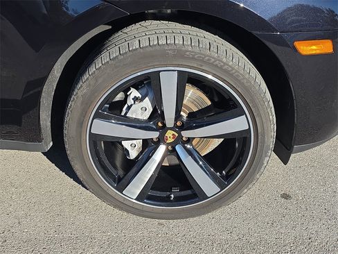 Certified 2024 Porsche Macan image 13