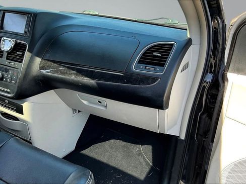 Used 2014 Chrysler Town & Country Touring-L w/ Driver Convenience Group FWD image 19
