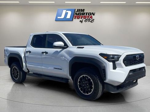 Used 2025 Toyota Tacoma image 3
