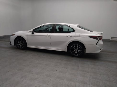 Used 2021 Toyota Camry SE image 3