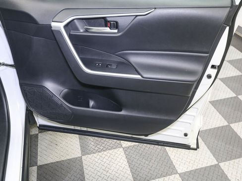 Used 2020 Toyota RAV4 XLE AWD/4WD image 18
