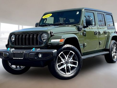 Used 2024 Jeep Wrangler Unlimited w/ Convenience Group AWD/4WD image 3