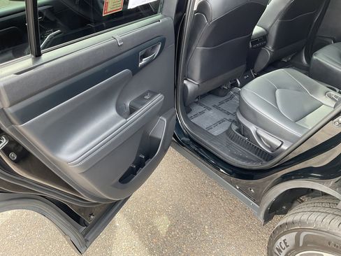 Used 2021 Toyota Highlander XLE image 12