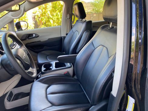 Used 2024 Chrysler Pacifica Limited FWD image 25