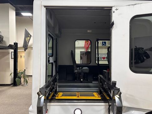 Used 2015 Ford E-350 and Econoline 350 Super Duty image 22