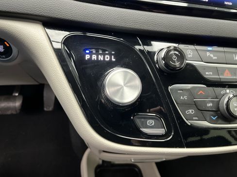 Used 2024 Chrysler Pacifica Touring-L image 25