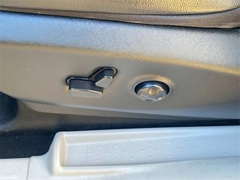 Used 2022 Chrysler Pacifica Touring-L image 12