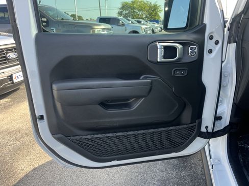 Used 2025 Jeep Wrangler Unlimited Rubicon AWD/4WD image 11