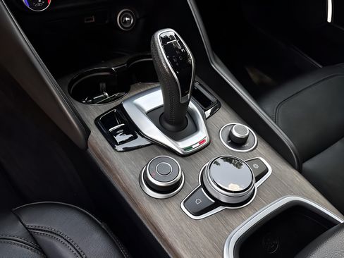 Used 2022 Alfa Romeo Giulia Ti RWD image 11
