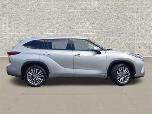 Used 2024 Toyota Highlander Platinum AWD/4WD image 8