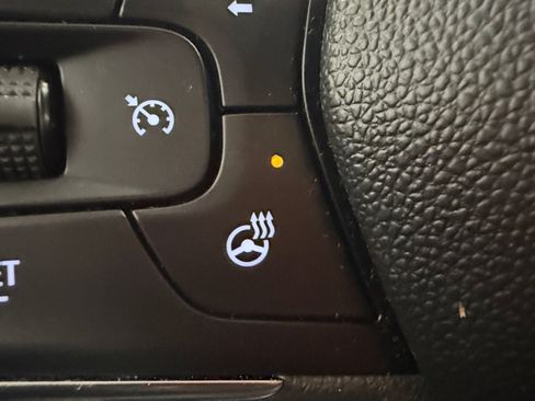 Used 2025 Chevrolet Trax LT w/ LT Convenience Package FWD image 24