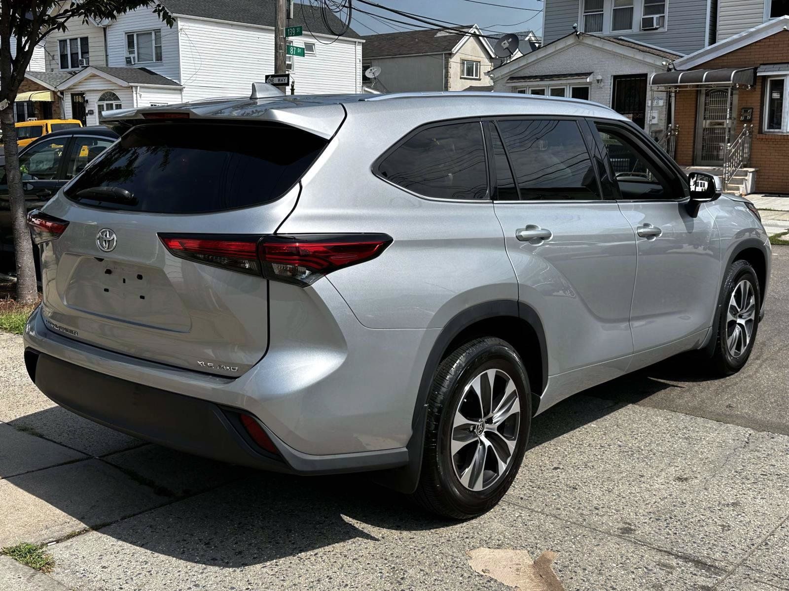 Certified 2021 Toyota Highlander XLE AWD/4WD image 6