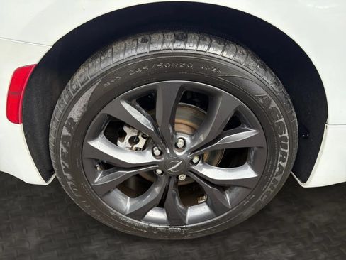 Used 2019 Chrysler Pacifica Limited w/ Advanced Safetytec Group FWD image 42