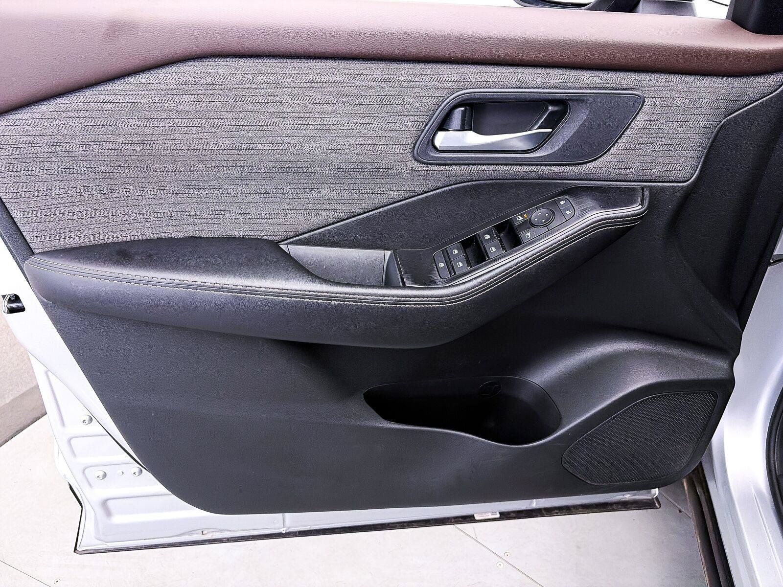 Used 2023 Nissan Rogue SV FWD image 14