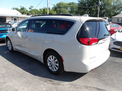 Used 2017 Chrysler Pacifica Touring-L image 4